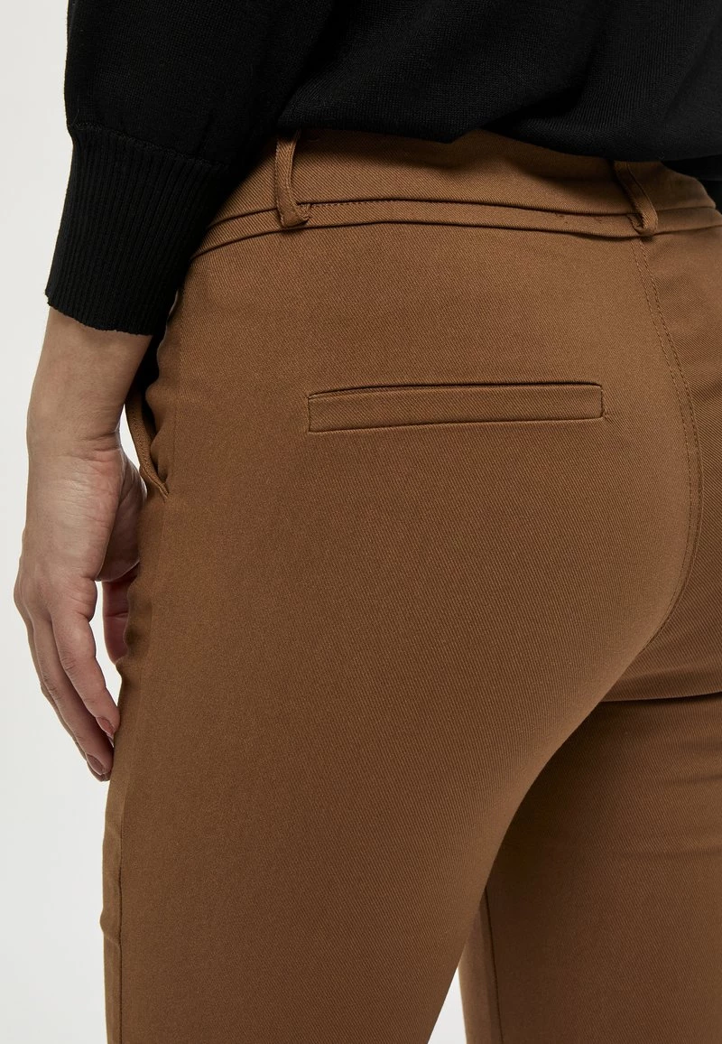 Minus Femme CARMA Chino Walnut Brown 6 Minus Femme CARMA Chino Walnut Brown – Image 4