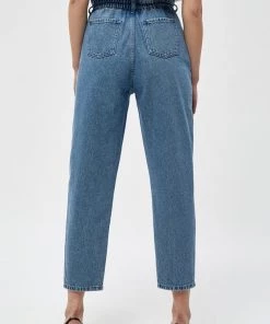 Minus Femme DINA Jean Boyfriend Light Denim 10 Minus Femme DINA Jean Boyfriend Light Denim -SOLDES D'ÉTÉ - Minus Fashion 0d48bbc92b5d4d5392819f3100f52d1f