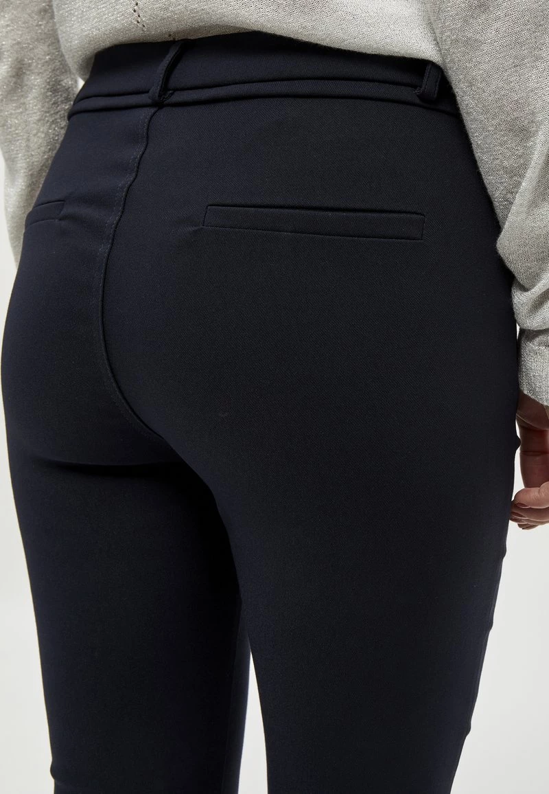 Minus Femme CARMA Pantalon Classique Black Iris 6 Minus Femme CARMA Pantalon Classique Black Iris – Image 4