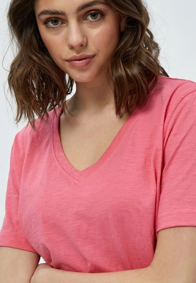 Minus LETI V NECK TEE T Shirt Basique Pink Flamingo Femme 6 Minus LETI V NECK TEE T Shirt Basique Pink Flamingo Femme – Image 4