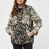 Minus Femme MEGANA Veste Mi Saison Black White Animal Print -SOLDES D'ÉTÉ - Minus Fashion 2ad46aac0cf74ff1b167c47f2ecbf655