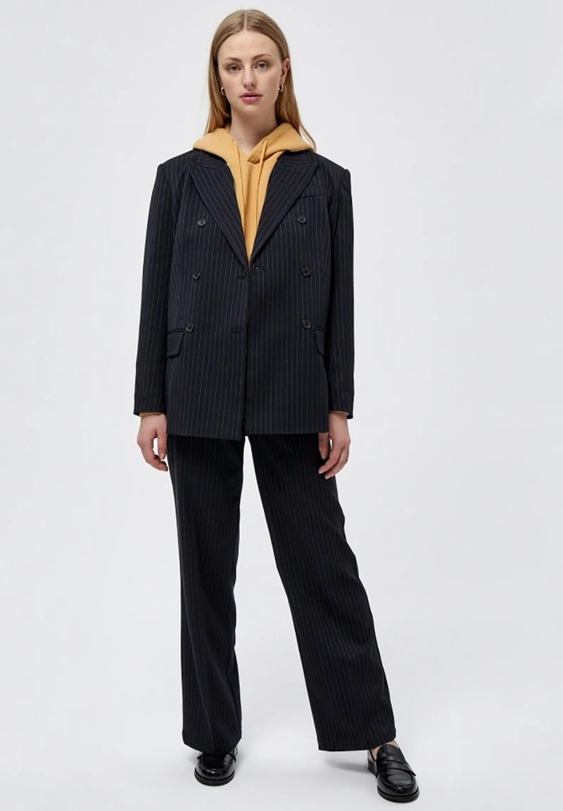 Minus EMBRY Pantalon Classique Black Pinstriped Femme 4 Minus EMBRY Pantalon Classique Black Pinstriped Femme – Image 2