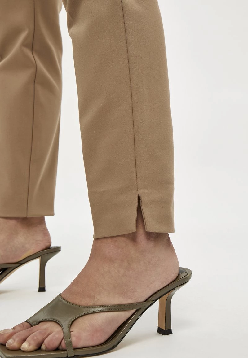 Minus Femme DAYA Chino Sand 7 Minus Femme DAYA Chino Sand – Image 5