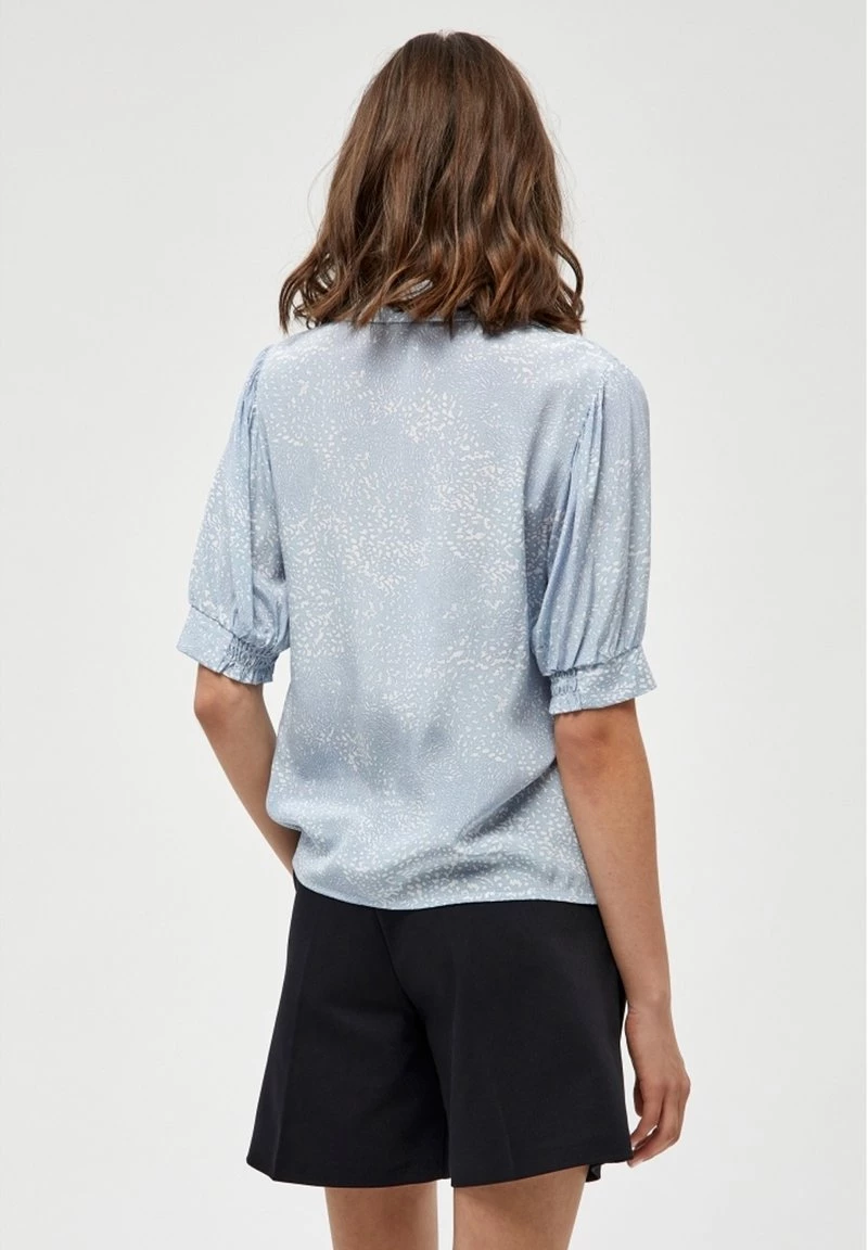 Minus Femme TAJA Chemisier Ibiza Graphic Print 5 Minus Femme TAJA Chemisier Ibiza Graphic Print – Image 3