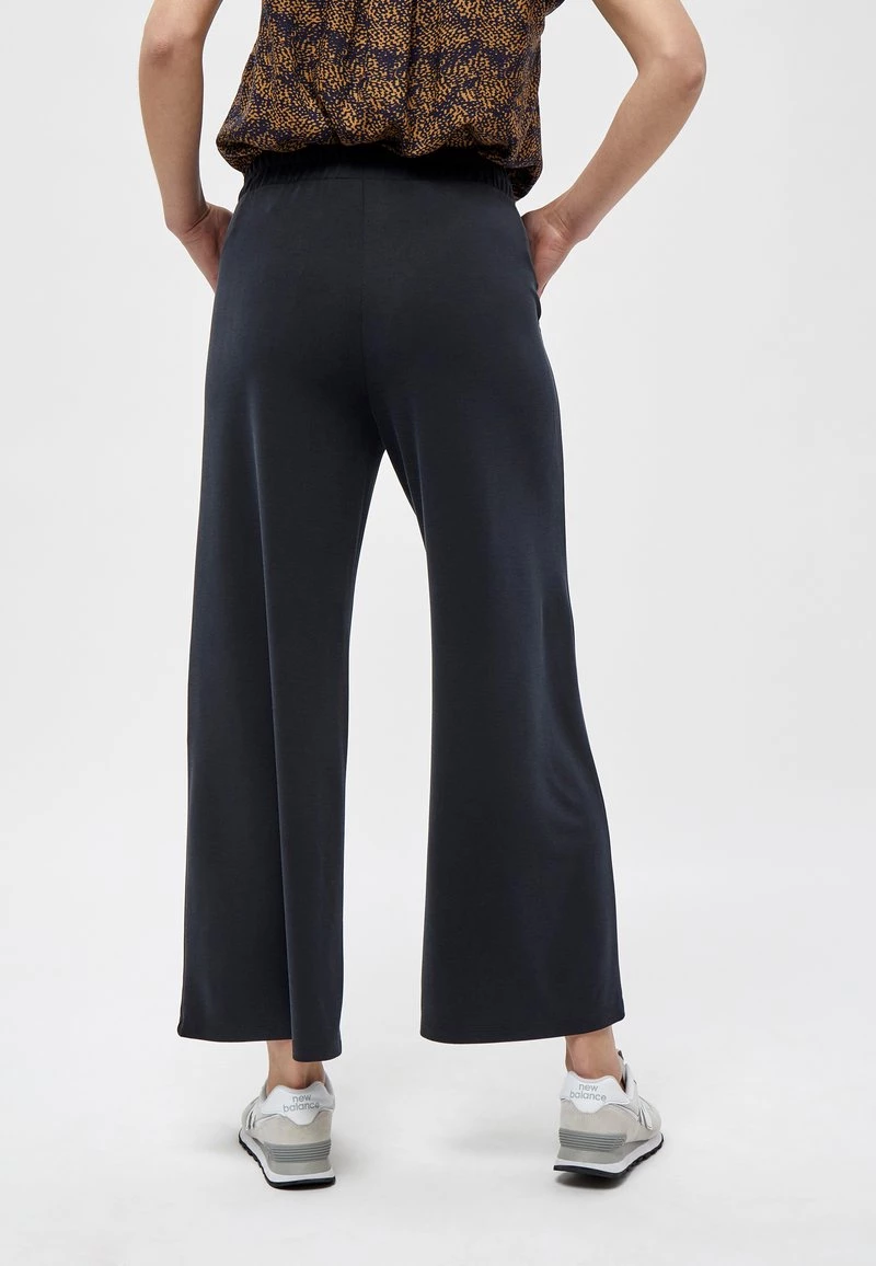 Minus Femme Pantalon Classique Black 5 Minus Femme Pantalon Classique Black – Image 3