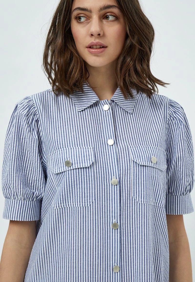 Minus NIVA Robe Chemise Navy Blue Stripes Femme 6 Minus NIVA Robe Chemise Navy Blue Stripes Femme – Image 4