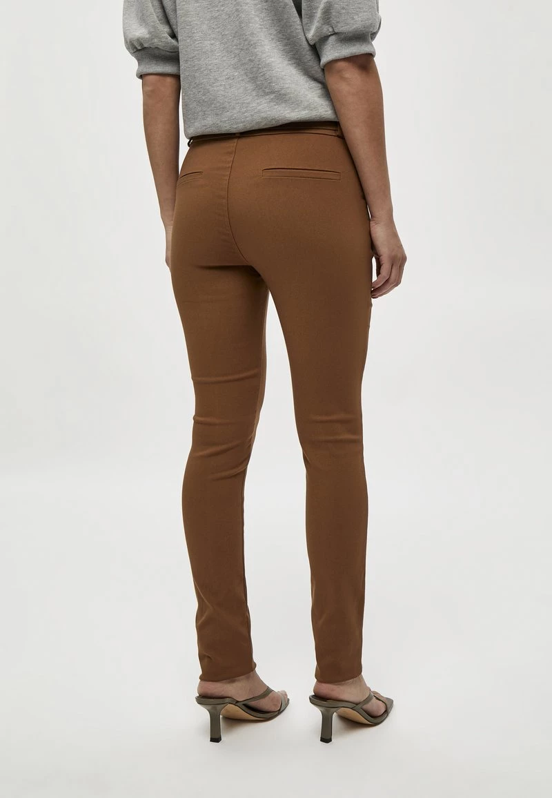 Minus Femme CARMA Pantalon Classique Walnut Brown 5 Minus Femme CARMA Pantalon Classique Walnut Brown – Image 3