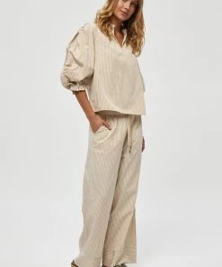 Minus SAVIA Pantalon Classique Sand Stripes Femme -SOLDES D'ÉTÉ - Minus Fashion 4eb49806e3e143cc84d173bd3516bfb0