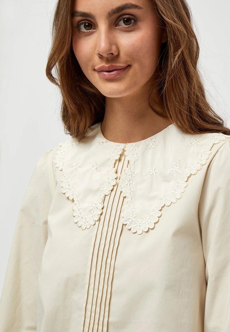 Minus Femme FREDERIKKE Blouse Biscotti 6 Minus Femme FREDERIKKE Blouse Biscotti – Image 4