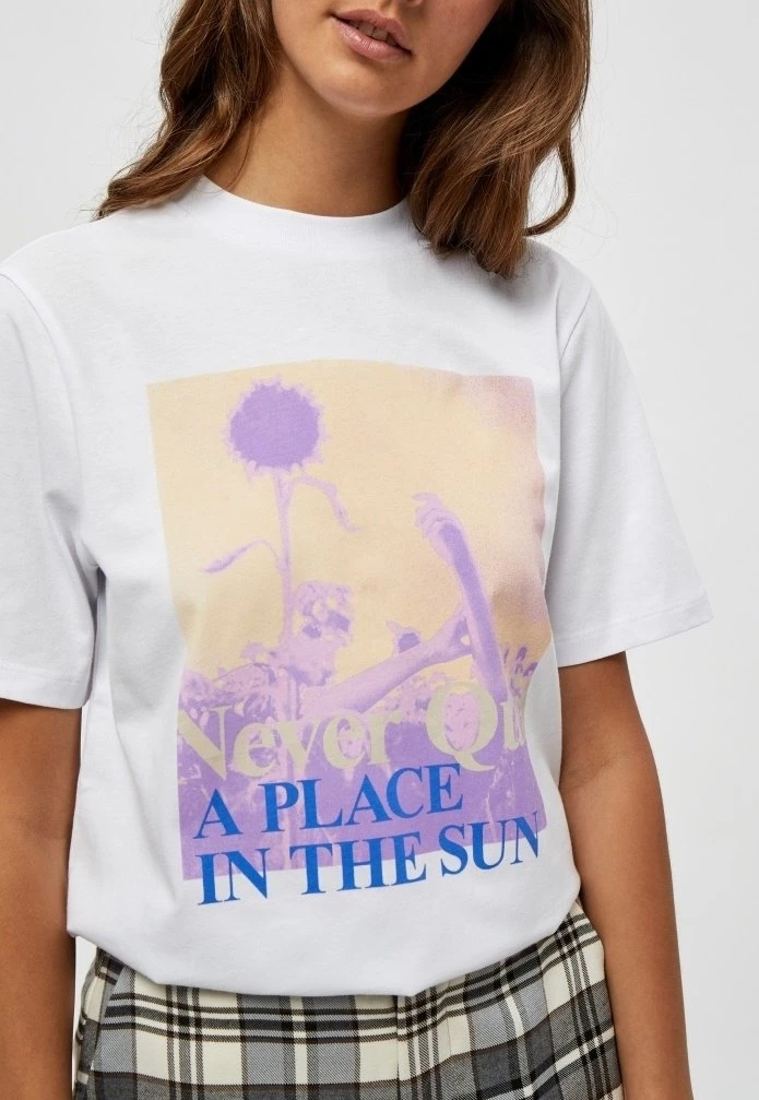 Minus Femme FAMY TEE T Shirt Imprimé White 6 Minus Femme FAMY TEE T Shirt Imprimé White – Image 4