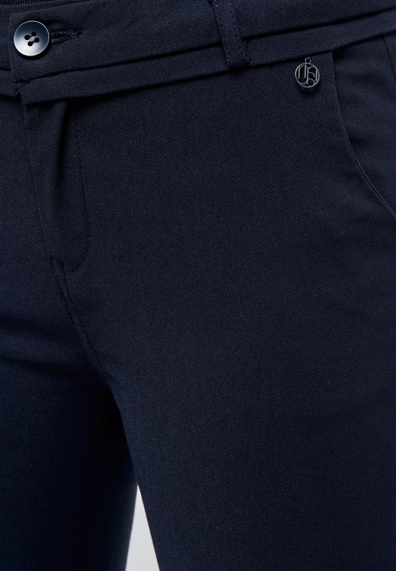 Minus Femme CARMA Chino Black Iris 7 Minus Femme CARMA Chino Black Iris – Image 5