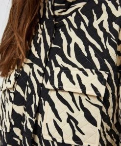 Minus Femme MEGANA Veste Mi Saison Black White Animal Print -SOLDES D'ÉTÉ - Minus Fashion 776f90e12814438d91481b187e13bda0