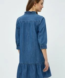 Minus Femme VEVINA Robe En Jean Denim 8 Minus Femme VEVINA Robe En Jean Denim -SOLDES D'ÉTÉ - Minus Fashion 79cb368dbac54111bec9e24c1accf29c