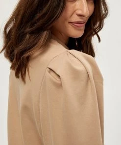 Minus Femme MIKA Sweatshirt Sand -SOLDES D'ÉTÉ - Minus Fashion 811cc175d6604fbe9cb5470db542e496