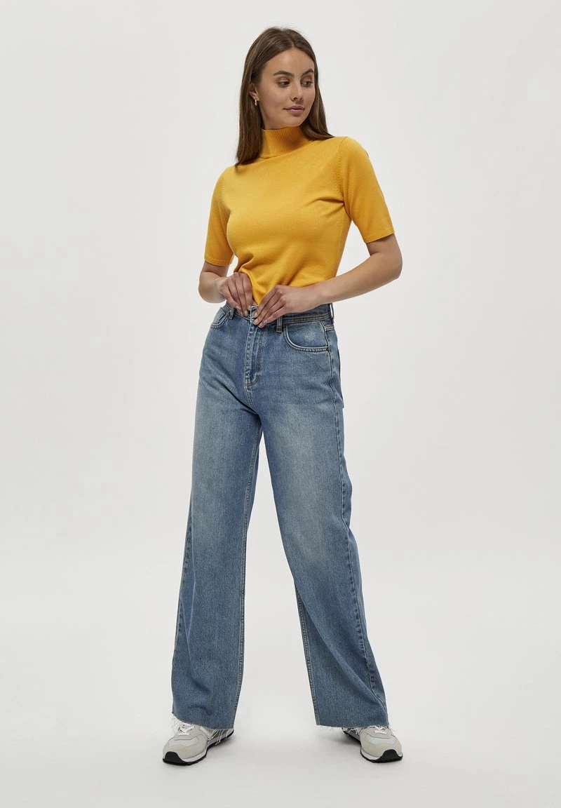 Minus Femme LIMA T Shirt Basique Golden Bell 4 Minus Femme LIMA T Shirt Basique Golden Bell – Image 2