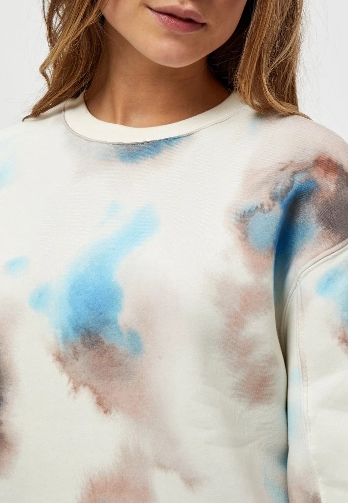 Minus BIANCA Sweatshirt Cloudy Sky Print Femme 6 Minus BIANCA Sweatshirt Cloudy Sky Print Femme – Image 4