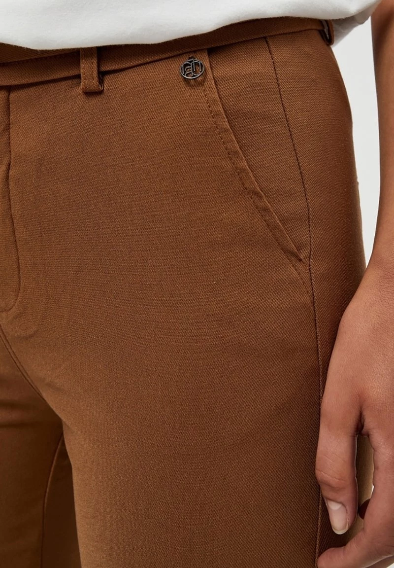 Minus Pantalon Classique Walnut Brown Femme 6 Minus Pantalon Classique Walnut Brown Femme – Image 4