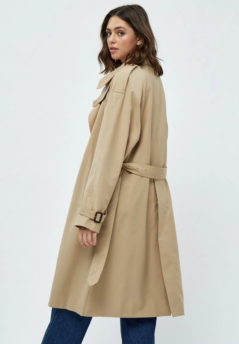 Minus HORIZON Trench Sand Femme 5 Minus HORIZON Trench Sand Femme – Image 3