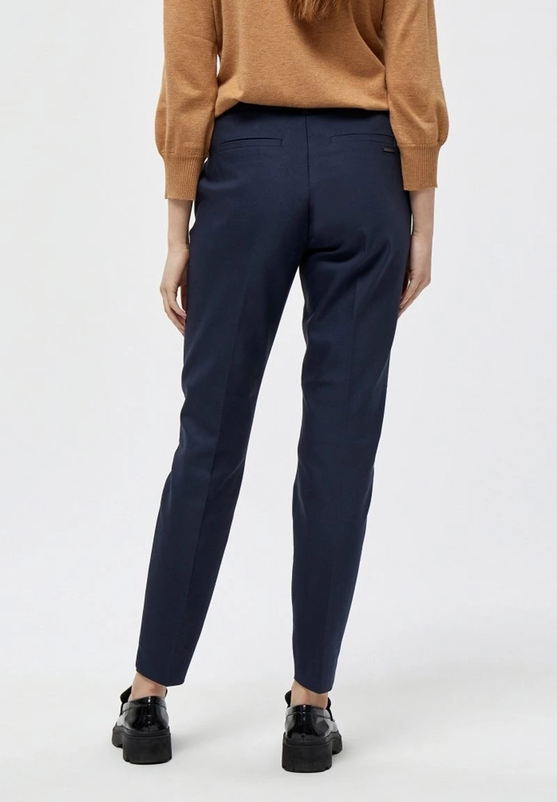 Minus DAYA Chino Black Iris Femme 5 Minus DAYA Chino Black Iris Femme – Image 3