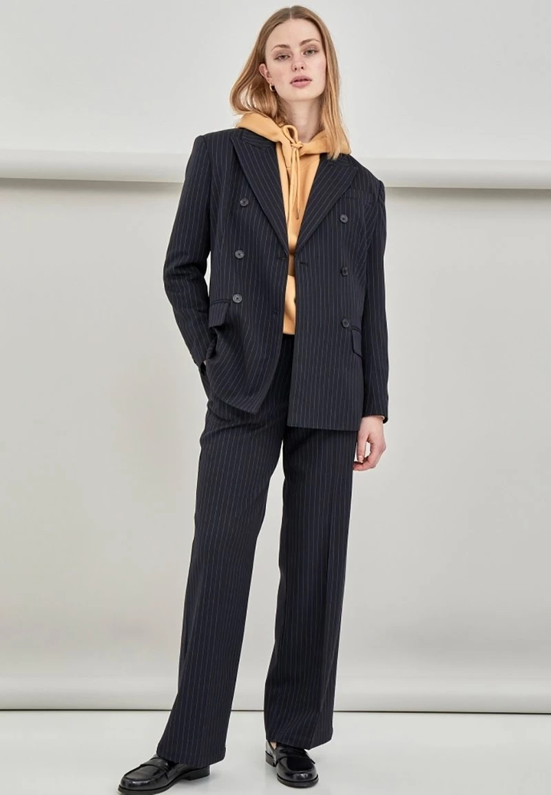 Minus EMBRY Pantalon Classique Black Pinstriped Femme 7 Minus EMBRY Pantalon Classique Black Pinstriped Femme – Image 5