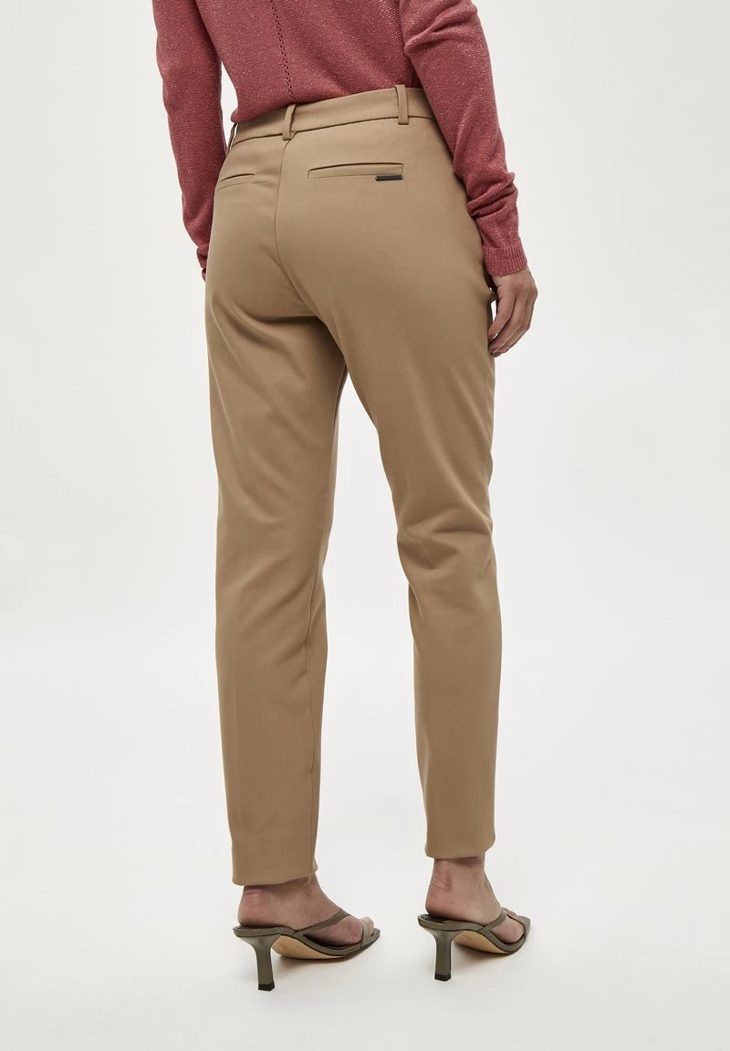 Minus Femme DAYA Chino Sand 5 Minus Femme DAYA Chino Sand – Image 3
