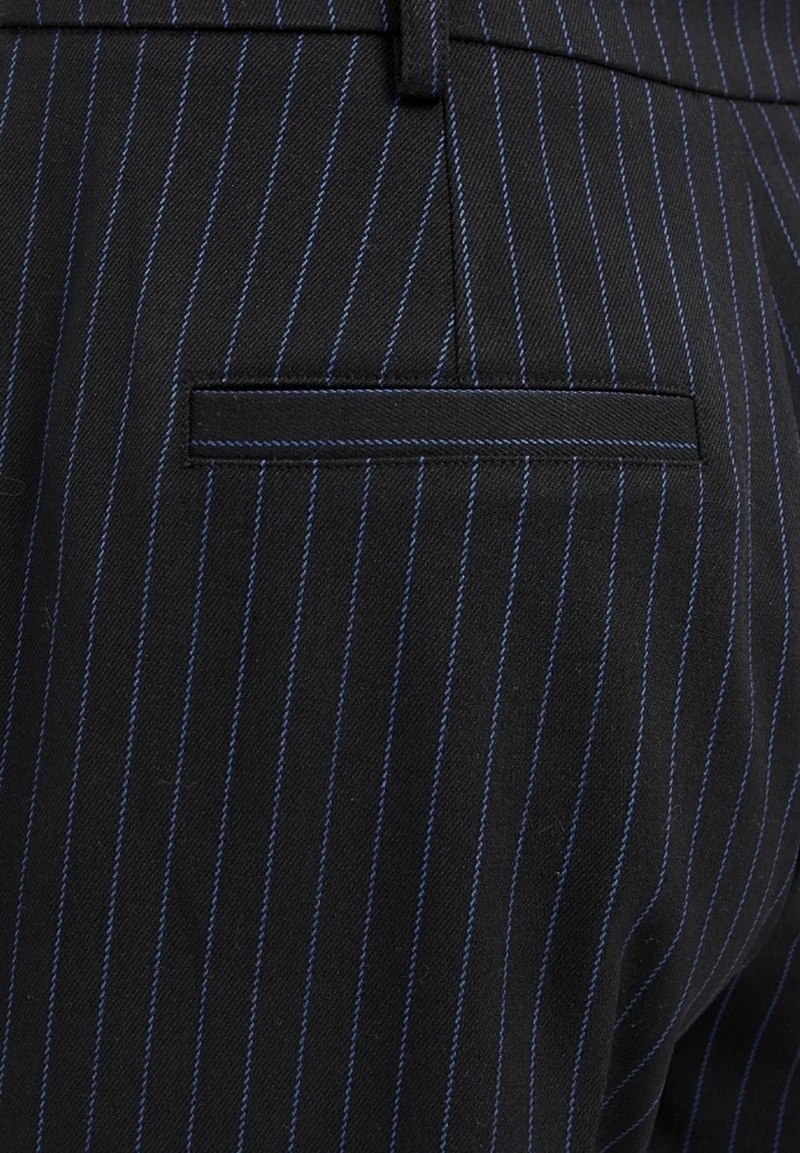 Minus EMBRY Pantalon Classique Black Pinstriped Femme 9 Minus EMBRY Pantalon Classique Black Pinstriped Femme – Image 7