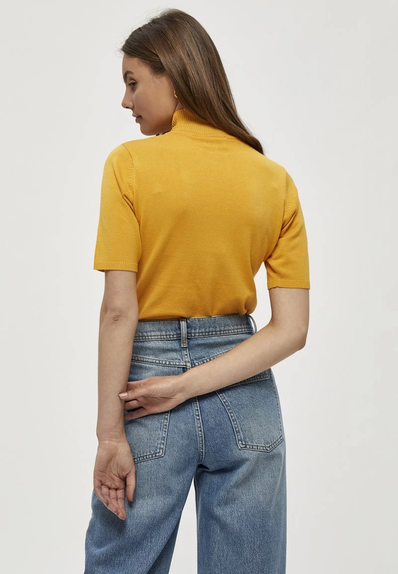 Minus Femme LIMA T Shirt Basique Golden Bell 5 Minus Femme LIMA T Shirt Basique Golden Bell – Image 3