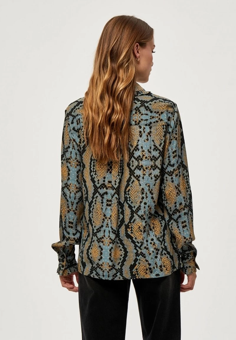 Minus Femme ALYX Chemisier Misty Blue Snake Print 5 Minus Femme ALYX Chemisier Misty Blue Snake Print – Image 3