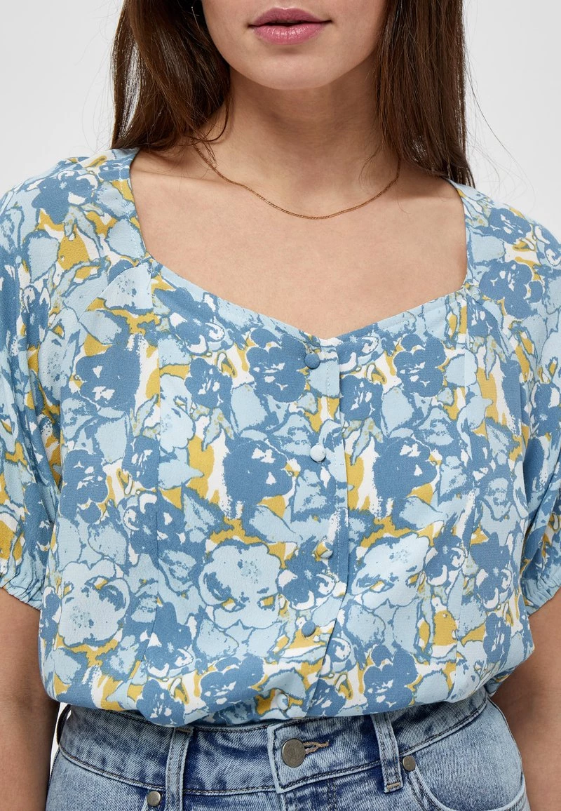 Minus Femme SARANA Blouse Blue Heaven Print 6 Minus Femme SARANA Blouse Blue Heaven Print – Image 4