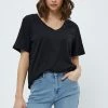 Minus LETI V NECK TEE T Shirt Basique Black Femme 2 Minus LETI V NECK TEE T Shirt Basique Black Femme -SOLDES D'ÉTÉ - Minus Fashion cf11a4afb1634f6d89b1fd4675c82b55