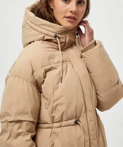 Minus Femme ALEXANDRA LONG Veste D'hiver Sand 8 Minus Femme ALEXANDRA LONG Veste D'hiver Sand -SOLDES D'ÉTÉ - Minus Fashion d404369f0cb04584b0dcf76e266929c7