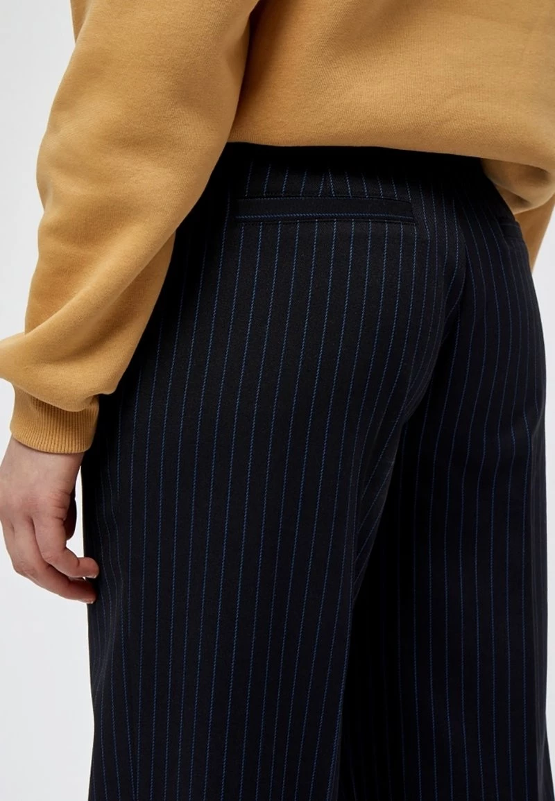 Minus EMBRY Pantalon Classique Black Pinstriped Femme 6 Minus EMBRY Pantalon Classique Black Pinstriped Femme – Image 4