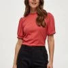 Minus Femme JOHANNA T Shirt Basique Berry Red -SOLDES D'ÉTÉ - Minus Fashion ddfd479d59e54d609a1e64dd50a531c8