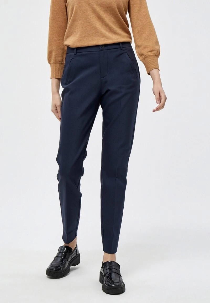 Minus DAYA Chino Black Iris Femme 3 Minus DAYA Chino Black Iris Femme