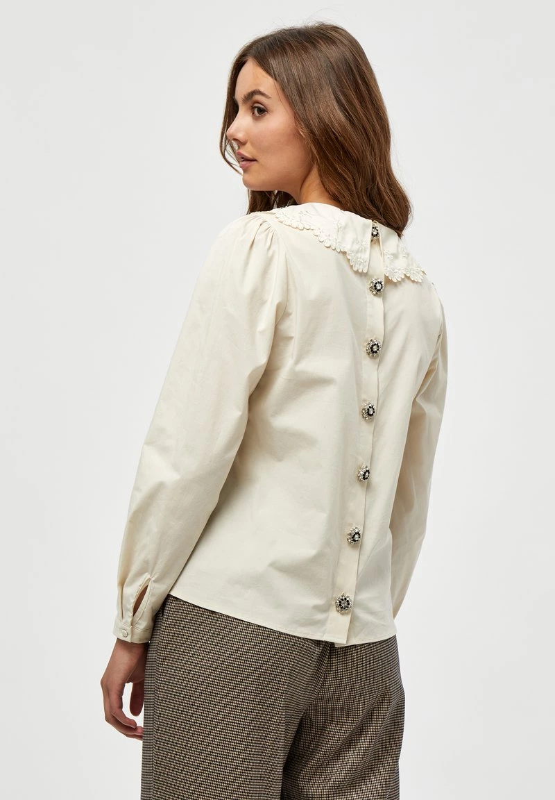 Minus Femme FREDERIKKE Blouse Biscotti 5 Minus Femme FREDERIKKE Blouse Biscotti – Image 3