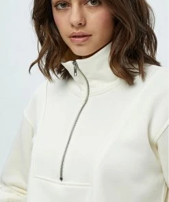 Minus Femme LEONA Sweatshirt Broken White -SOLDES D'ÉTÉ - Minus Fashion e1f3ce9e7bdb48e998db8aebe32d8345