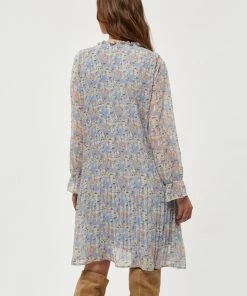Minus Femme RIKKA Robe De Jour Dusty Blue Flower Print -SOLDES D'ÉTÉ - Minus Fashion e8ae2d8273f447f4a3c6770a34a92ebc