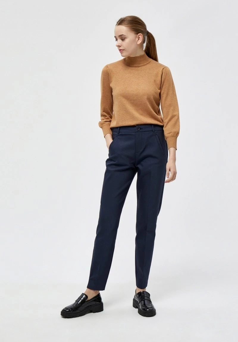 Minus DAYA Chino Black Iris Femme 4 Minus DAYA Chino Black Iris Femme – Image 2