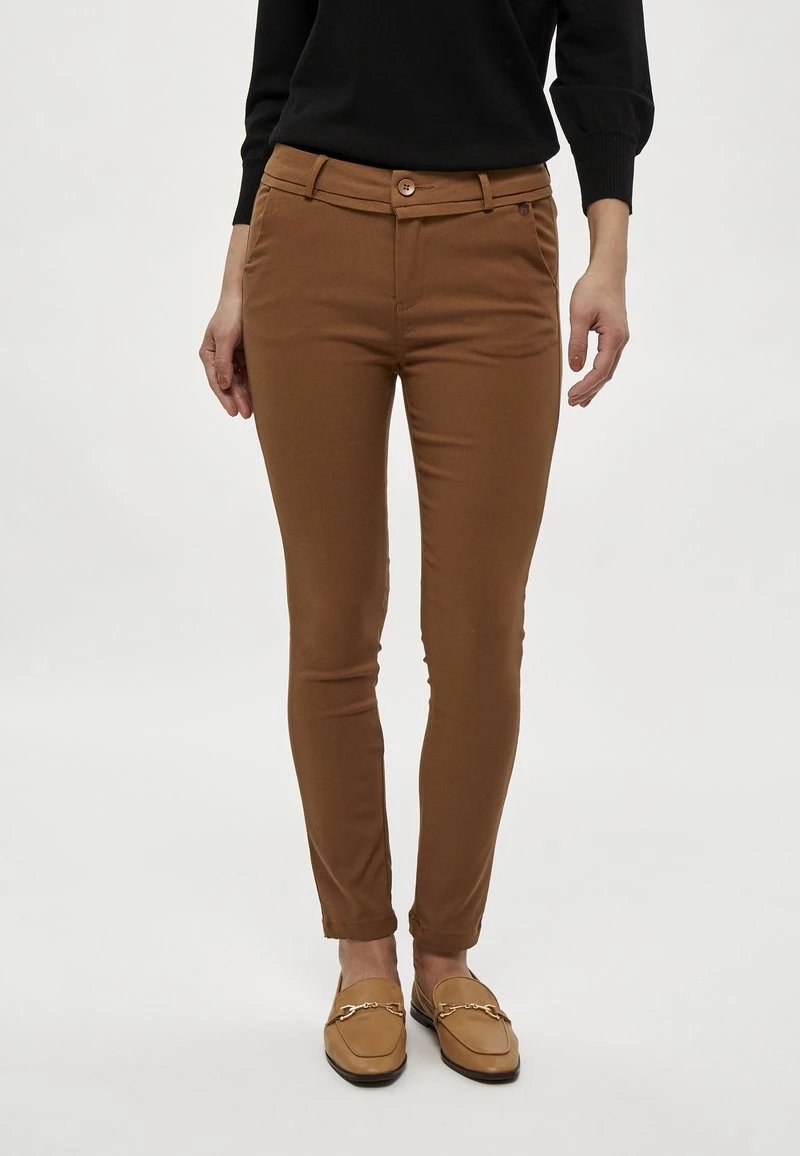 Minus Femme CARMA Chino Walnut Brown 3 Minus Femme CARMA Chino Walnut Brown