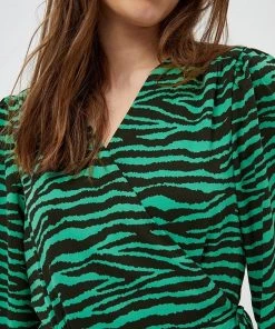 Minus EVELYN Robe En Jersey Apple Green Animal Print Femme -SOLDES D'ÉTÉ - Minus Fashion f736417c5a934975bc6213c03a90d0db