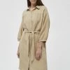 Minus Robe Chemise Sand Femme -SOLDES D'ÉTÉ - Minus Fashion fbfc22f2375e446198dfe2a0c5fd8a36