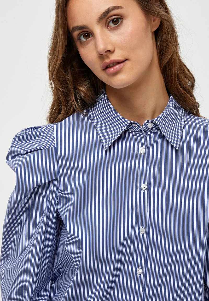 Minus Femme ELAYNA Chemisier Blue Zen Stripes 6 Minus Femme ELAYNA Chemisier Blue Zen Stripes – Image 4